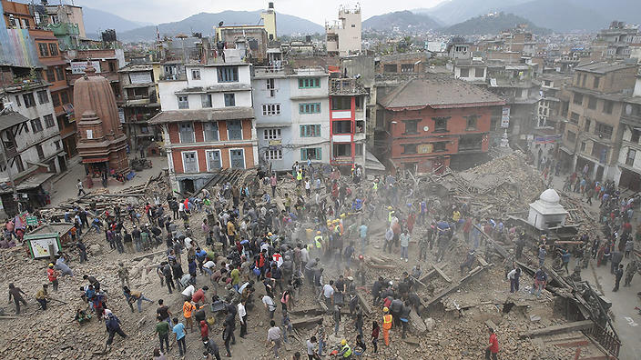 epa04720091 People search for survivors under the rubble of collapsed buuildings in Kathmandu Durbar Square, after an earthquake caused serious damage in Kathmandu, Nepal, 25 April 2015. At least around 600 people have been killed and hundreds of others injured in a 7.9-magnitude earthquake in Nepal, according to the country's Interior Ministry. People were being rescued from the rubble of collapsed buildings. Temples have crumbled all over the city, and houses and walls have collapsed.  EPA/NARENDRA SHRESTHA